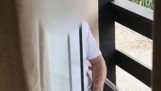 Şok olan üvey anne üvey oğlunu balkonda mastürbasyon yaparken yakalıyor ama bitirmesini sağlıyor