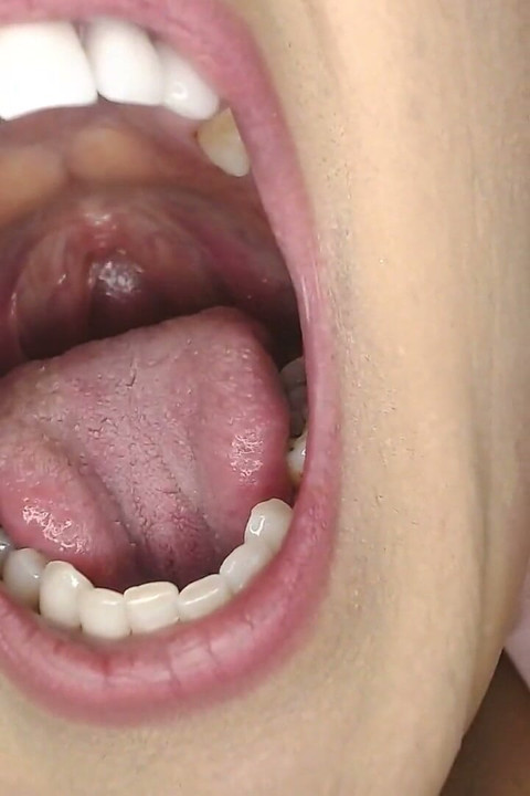 Lengua retorciéndose, bofetadas en primer plano, rápida bofetada