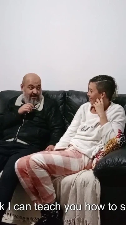 רגע חובה מתוך "אבא חורג חוזר הביתה ומוצא את בתו החורגת על הספה והיא מפתה אותו עד שהם מקיימים יחסי מין".