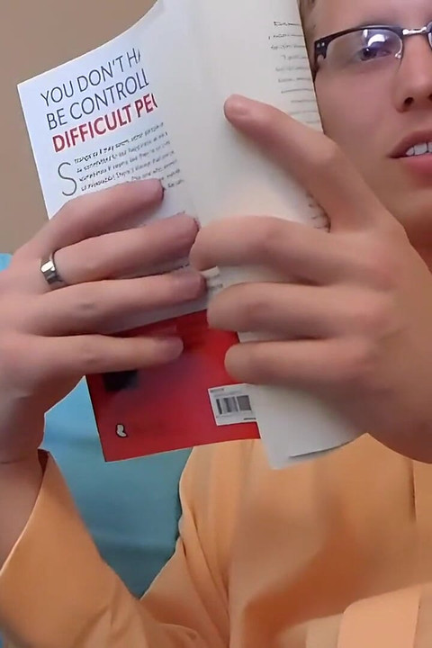 巨大なオタクが無視しようとしてる