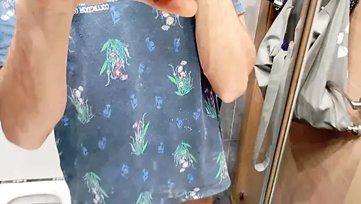 Kirli adam sana spermle dolu sarkık yarağını gösteriyor ve önceki vide'dan boşalmayı temizliyor