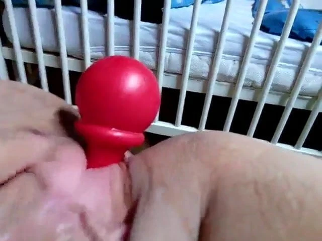 elle se du bien avec un jouet