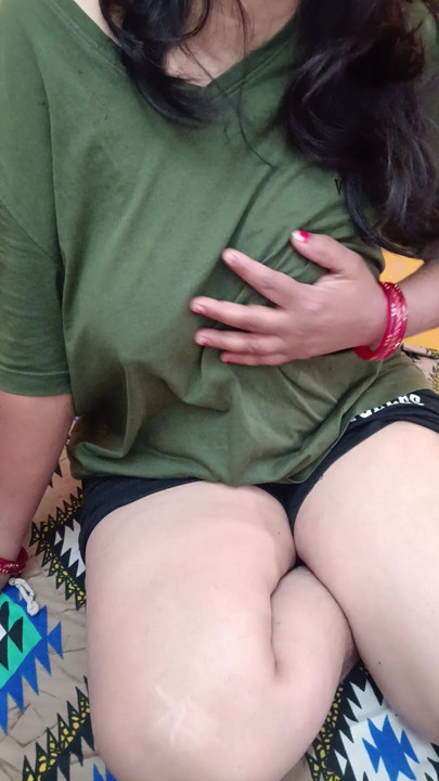 Pinki apni hot boddy ko or boobs ko sahlati hui sexsi awaje nikal rahi hai