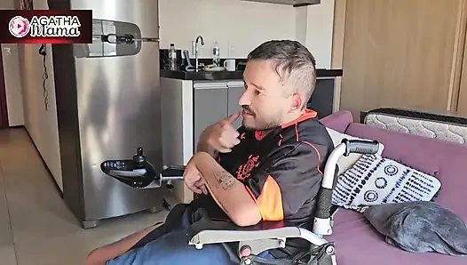 Ich, Agatha Mama in einer Putzfrau im kurzen Rock, die putzt, wird zum wilden Fick mit einem perversen Rollstuhlfahrer!