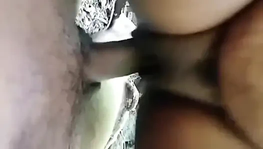 Kocası Ormanda Çalışırken Evli Kadın Komşusuyla Sikiliyor