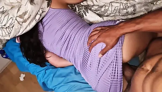 Schwägerin blieb allein zu hause, sie ließ die tür ihres zimmers offen, um mich in einem kurzen kleid ohne höschen hinlegen zu lassen