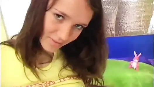 Lesbenfreunde spielen mit einer gurke