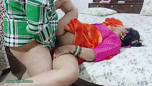 Desi bhabhi kitchen meBartan Dho rahi thi tabhi devar ne piche se bhabhi ki le li
