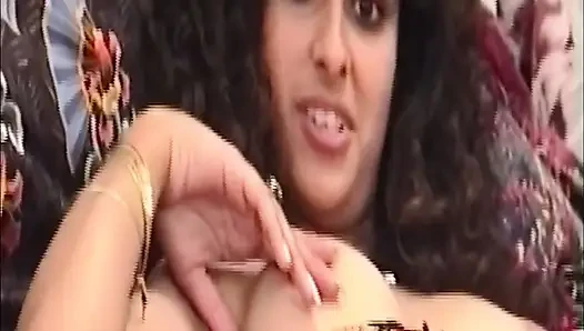 Esmer kadın renkli yatakta çıplak göğüslerini azdırıyor