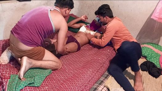 インドの村の三人組ニューハーフ-ニューハーフは彼女の家に2人の若い男の子を招待し、お尻の渇きを癒す-ヒンディー語の声