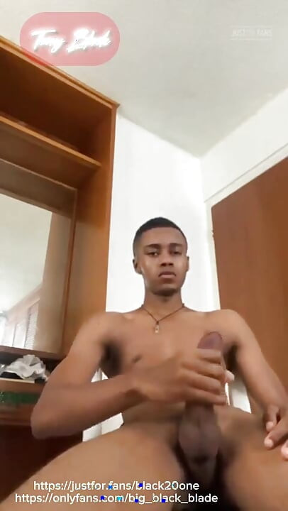 你和我都同意, 这是一次多汁的射精, 有很多精液, 英俊的大黑鸡巴男孩自慰