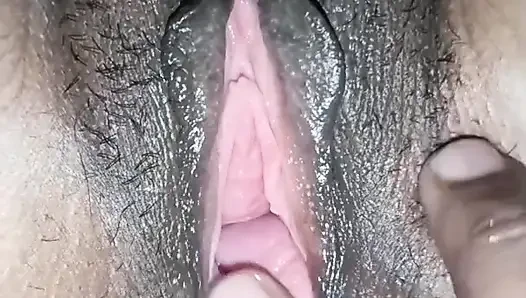 Ateşli ve seksi kız geceleri erkek arkadaşı tarafından nazikçe sikişiyor.