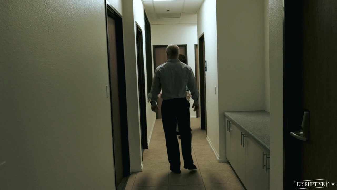 職場での継父とのハードな3p-破壊的な映画