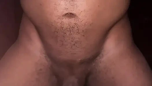 Model atletis posisi misionaris sama besar pria kulit hitam sambil bajunya dirobek