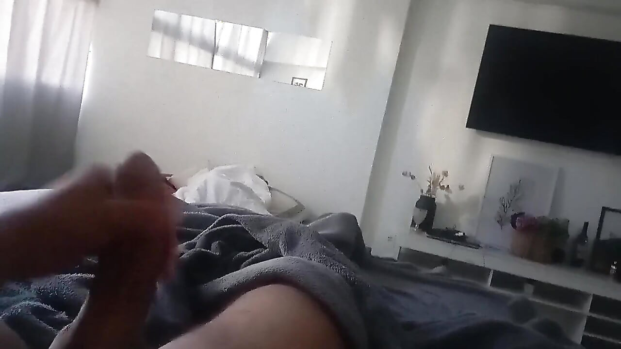 Je me tape une branlette très savoureuse pour mon petit demi-cousin
