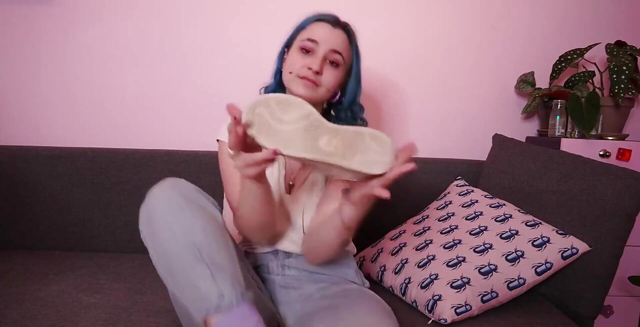 Tw foot fetiche humilhação dominação eu sei que você não é ruim em meus onlyfans amando meus pés doces ... Então aqui está