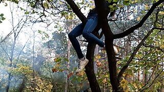Meisje klom in een boom om haar poesje erover te wrijven - lesbische illusie