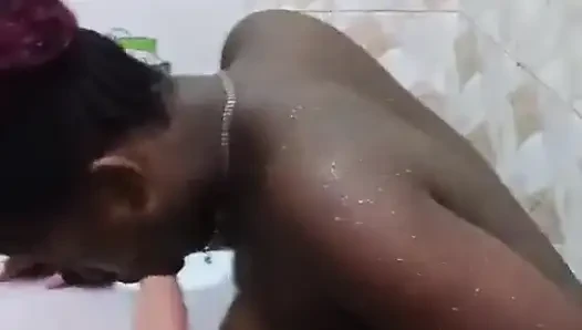 Bella unter der dusche