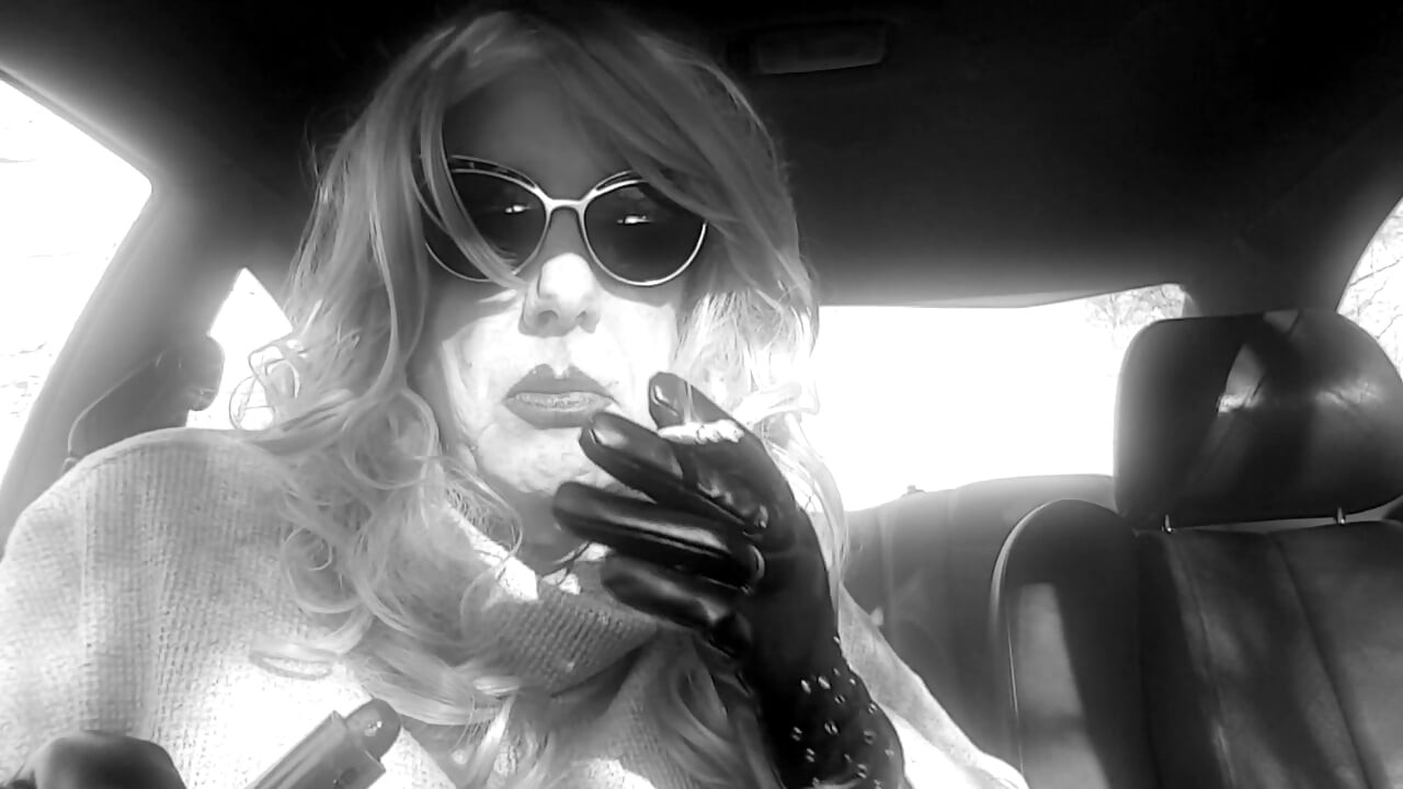 MATURE CD BLONDE SMOKING VS 120s AND APPLYING RED LIPSTICK