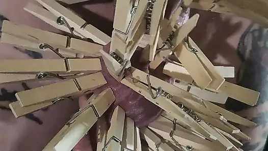 Хорошая девушка и яиц и члена пробует новые булавки в одежде