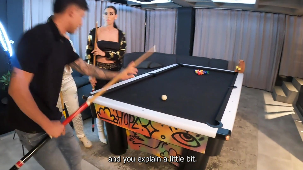 和两个令人难以置信的拉丁女郎在台球桌上玩3P