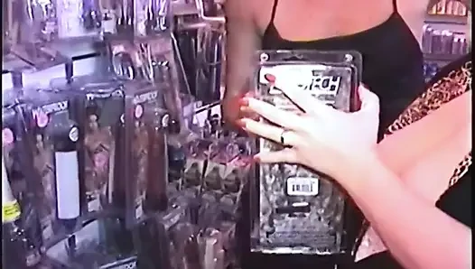 Sarışın orta yaşlı seksi kadın delikten çıkan yarağı emiyor ve damlayan döl götünü gösteriyor