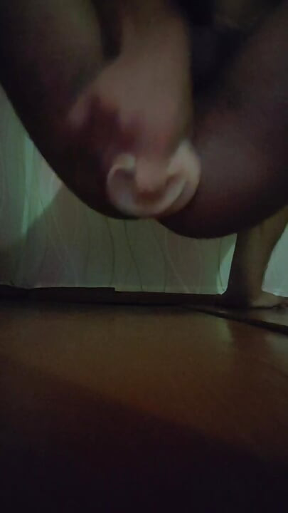 男孩用假利达满足自己