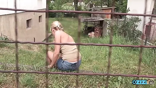 Убегая от своего ревнивого мужа, сексуальная блондинка в итоге в возбуждающую четверку