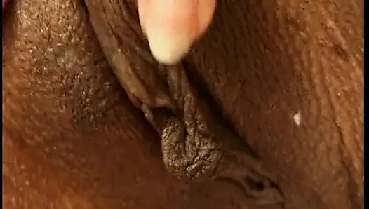 Tombul orta yaşlı seksi kadın parmaklanıyor ve dölleniyor