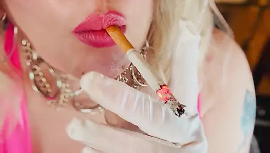 Tina snua si cewek inggris dengan gaun merah muda lagi asik nyepong 100 rokok dengan sarung tangan putih