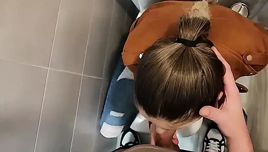 Blowjob Riskiert Im Badezimmer Der Universität Mit Meinem Professor!
