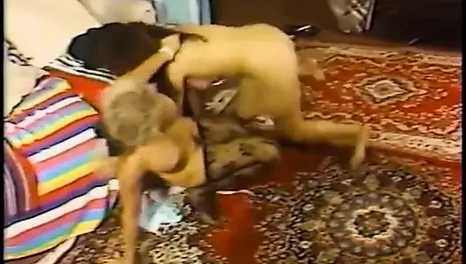 Рыжая борется с хорошенькой брюнеткой на полу