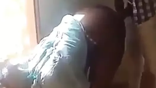 Молодой кенийский паренек с большой елдой трахает женщину в заброшенном доме