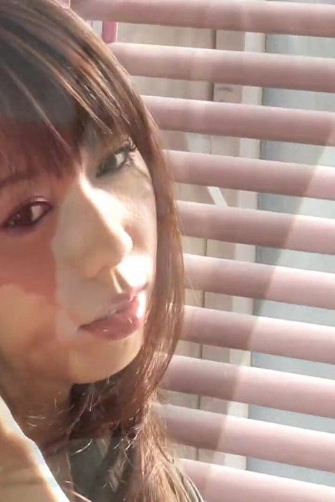 Nena japonesa caliente se afeita el coño antes de masturbarse con un vibrador