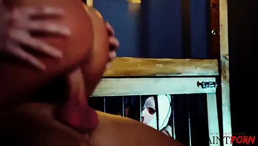 Teşhirci Samantha Bentley açık havada bir adamla sikişiyor