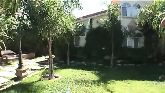 Seksi sevimli sarışın genç kız götüne büyük bir yarak ve yüzüne büyük bir döl alıyor