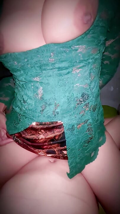Ngentot Tukang Jamu Ternyata Memeknya Masih Sempit