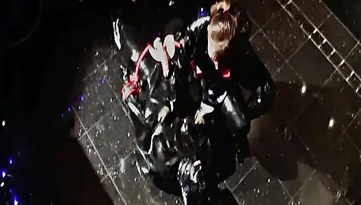 Неприятная холодная вода для резинового рабов