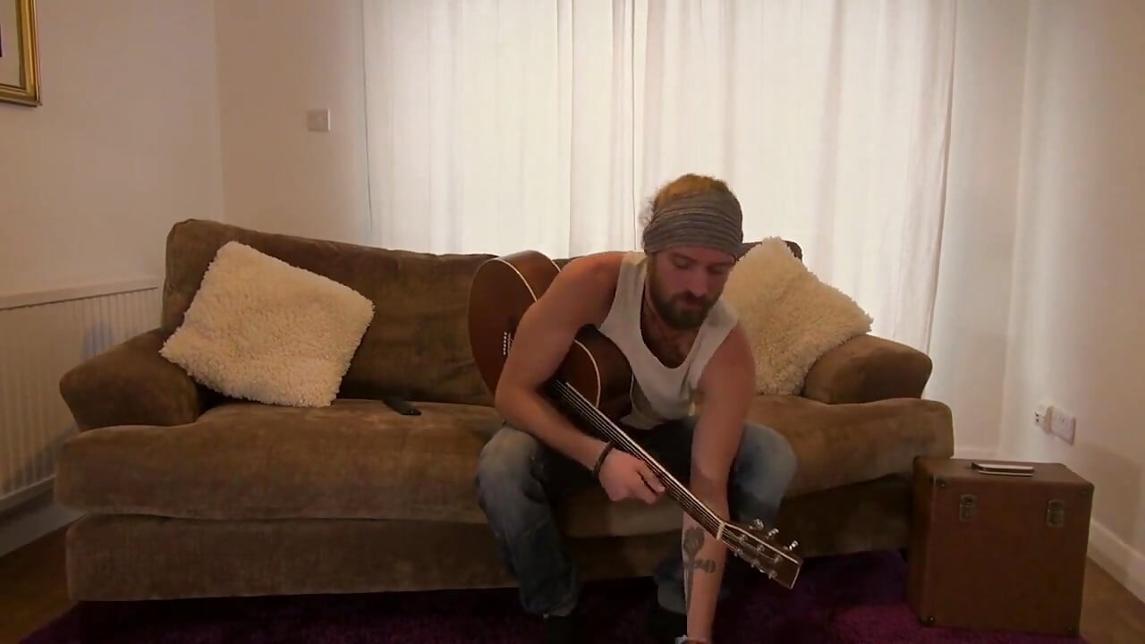 Morena es follada por su hermanastro