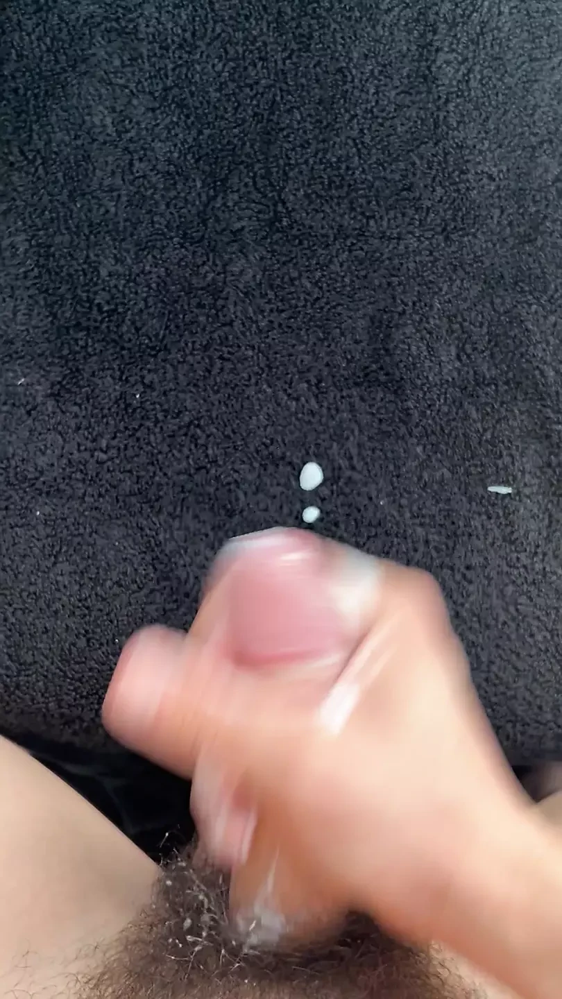Ducharse para que mi amigo en la habitación de al lado no pueda oírme reventar mientras piensa en ellos