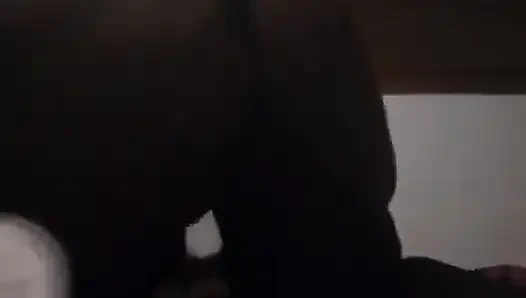 Молодая студентка наслаждается мастурбацией перед камерой