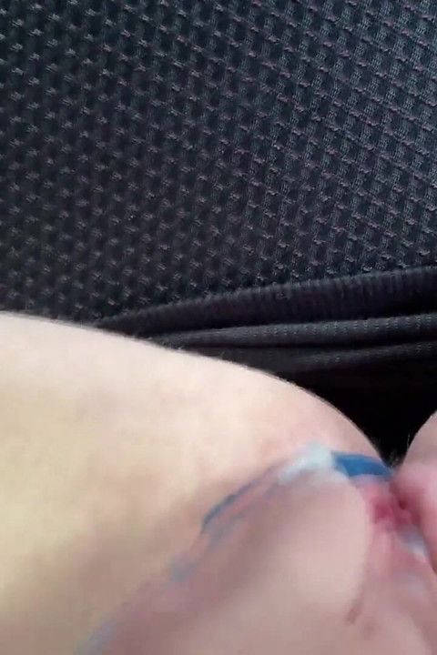 Masturbando e gozando em um motorista de carro de táxi dá a ela 5 estrelas