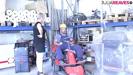 Mollige schlampe lutscht einen riesigen schwanz und wird dann nach der masturbation gefickt