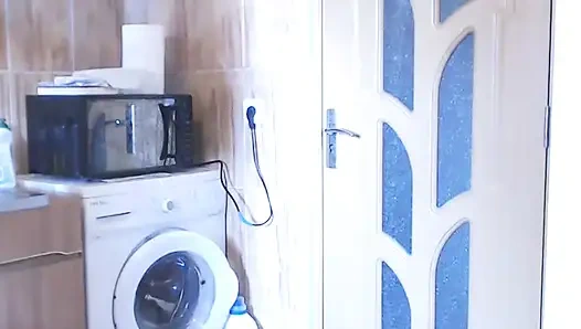 Niemand ist zu hause, also masturbiere ich mit einer wurst