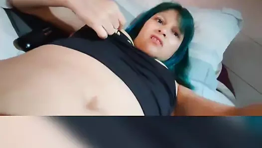 Жена получает выход, трогая себя