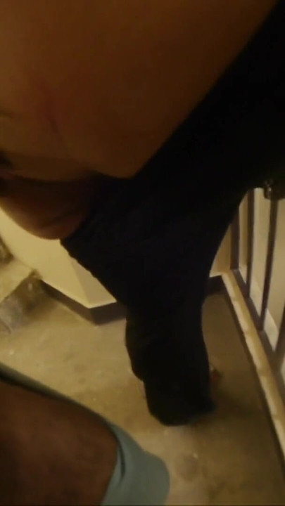 Pelacur Asia memuja kontol hitam dan hampir kepergok! | Klip 1