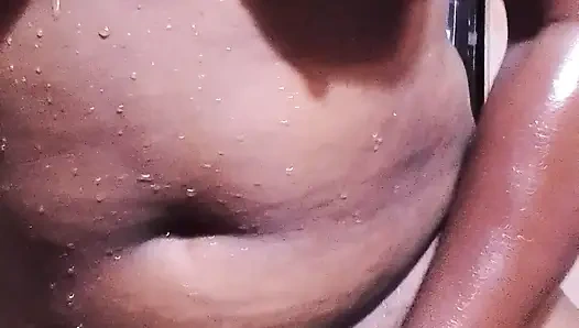 Wundere mich im badezimmer meines stiefbruers