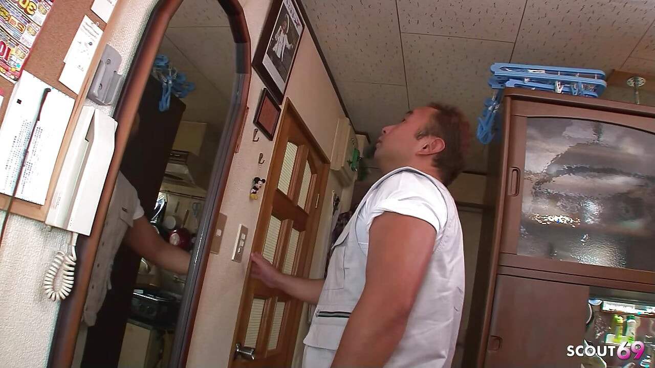 Japanische reife Ehefrau zahlt die Rechnung beim Handwerker mit AO Sex