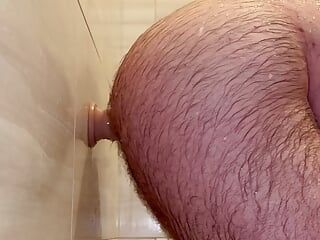 Anale Steve wordt tegelijkertijd schoon en vies onder de douche en neukt een dildo waardoor hij kreunt en kreunt
