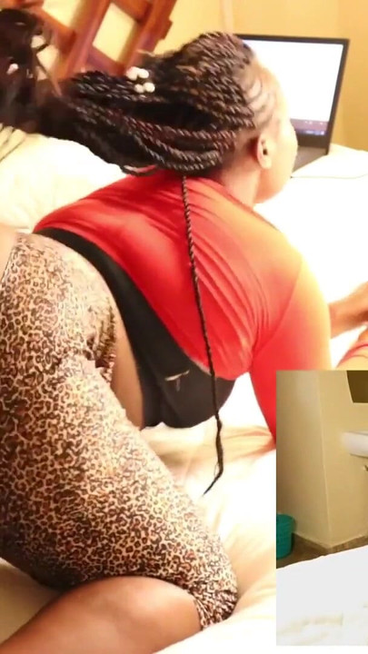 Un momento da vedere da "52 pollici di in pantaloni strappati viene dominato"